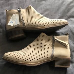 Time and Tru booties